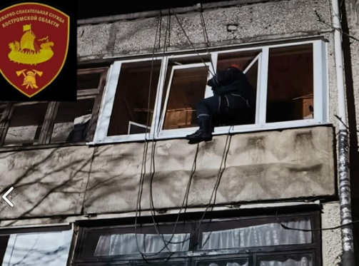 Костромские спасатели вскрыли квартиру ради ребенка