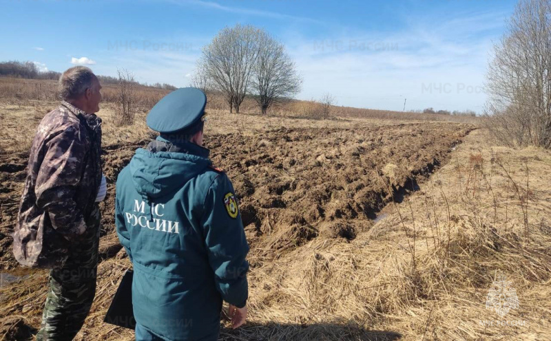 Сухая трава начала гореть  в Костромской области