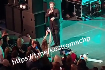 На концерте в Костроме Григорий Лепс отшвырнул мобильник назойливой фанатки
