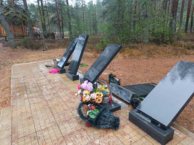 Оскверненный вандалами мемориал в честь 50-летия Победы под Костромой восстановили