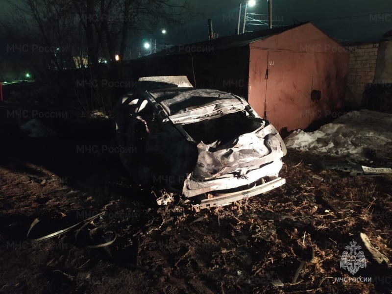 В Костроме сожгли брошенную у гаражей машину