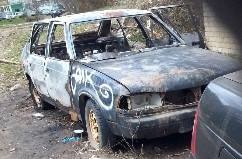 В Костроме сожгли брошенный автомобиль