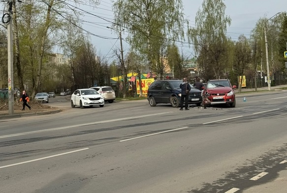 Возле сгоревшего бара в Костроме столкнулись две иномарки