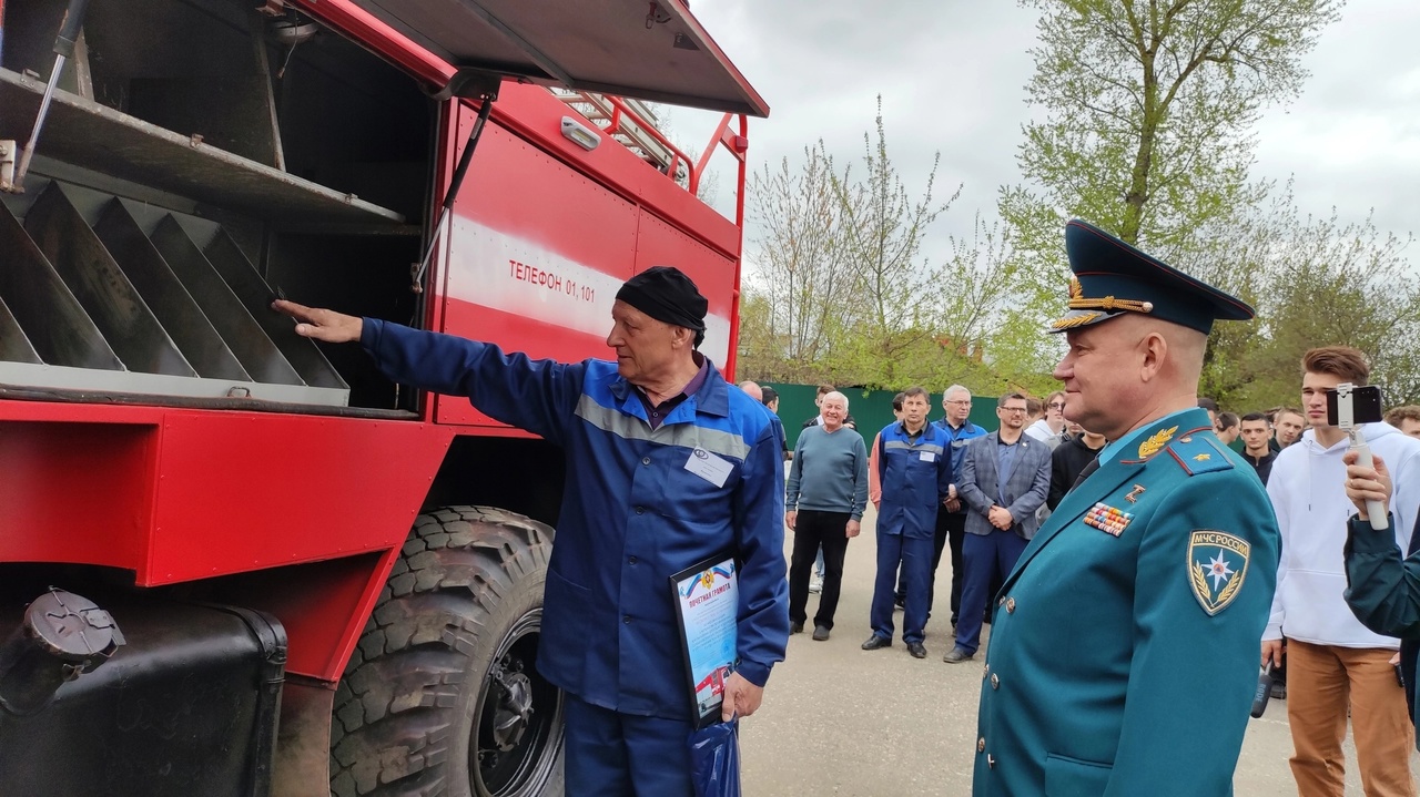 Костромские студенты восстановили и передали спасателям пожарную машину
