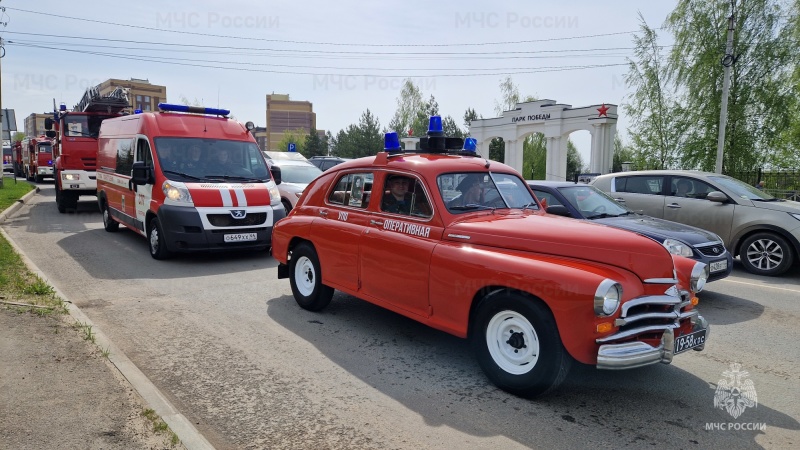 Колонна пожарной охраны с мигалками прокатилась по улицам Костромы