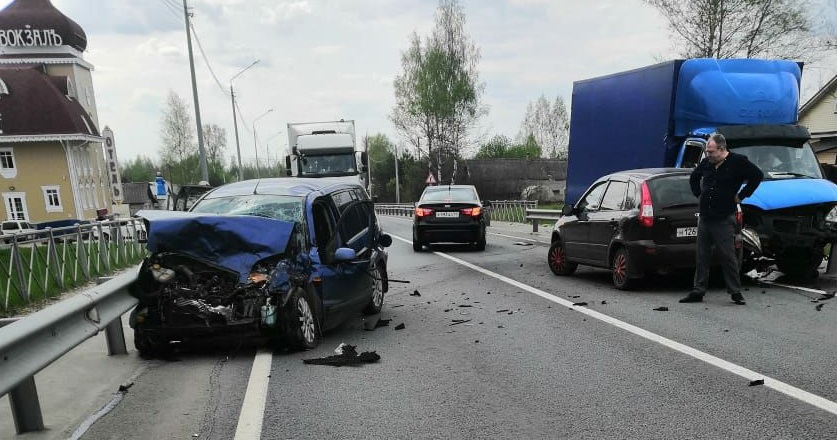 В Будихино под Костромой не смогли разъехаться три машины