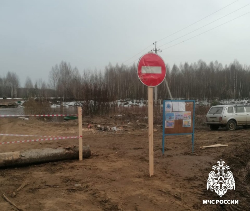 Под Костромой на время паводка демонтировали деревянный мост