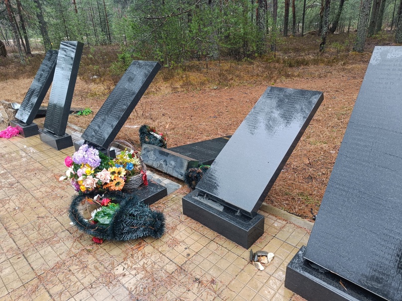 Оскверненный вандалами мемориал в честь 50-летия Победы под Костромой восстановили