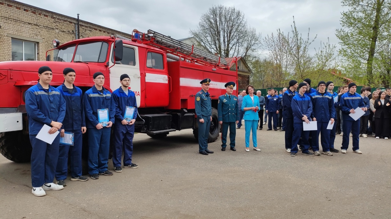 Костромские студенты восстановили и передали спасателям пожарную машину