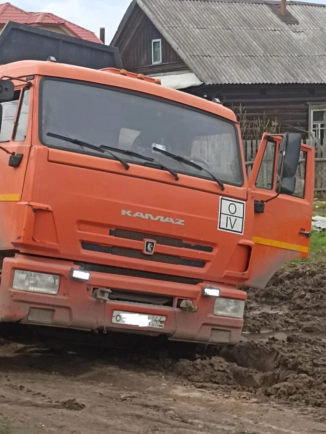 В шарьинской грязи по самое «брюхо» увяз очередной КамАЗ | K1NEWS Кострома