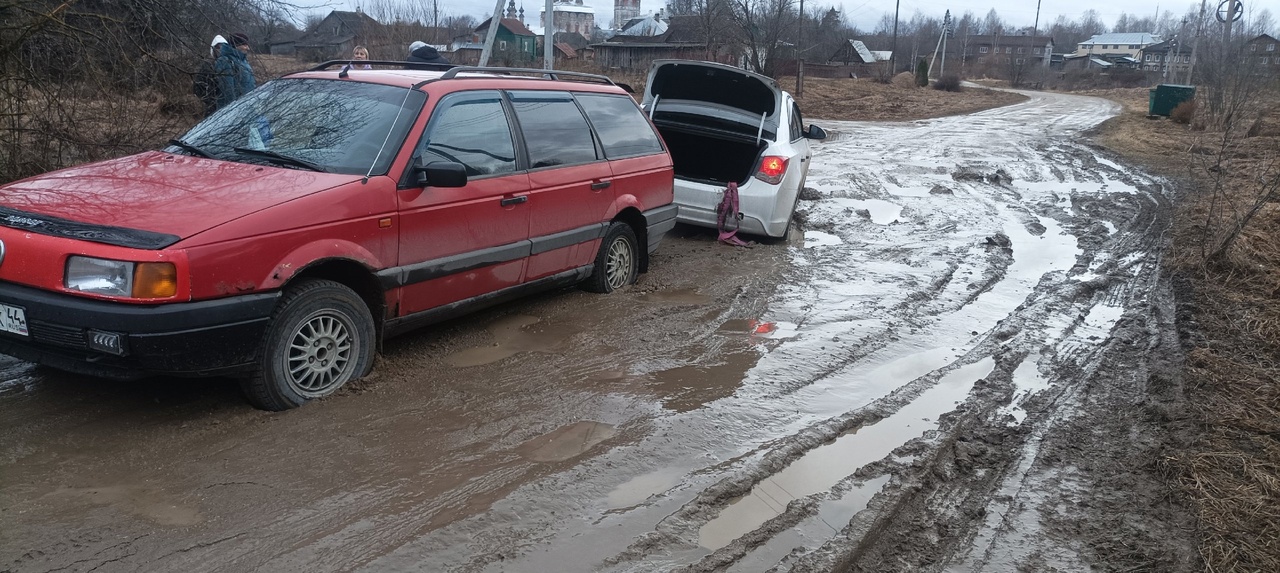 Машины продолжают тонуть в грязи в костромских райцентрах