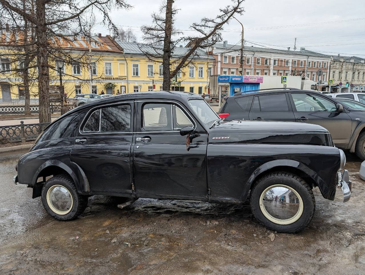 Уникальная машина из прошлого появилась на улицах Костромы