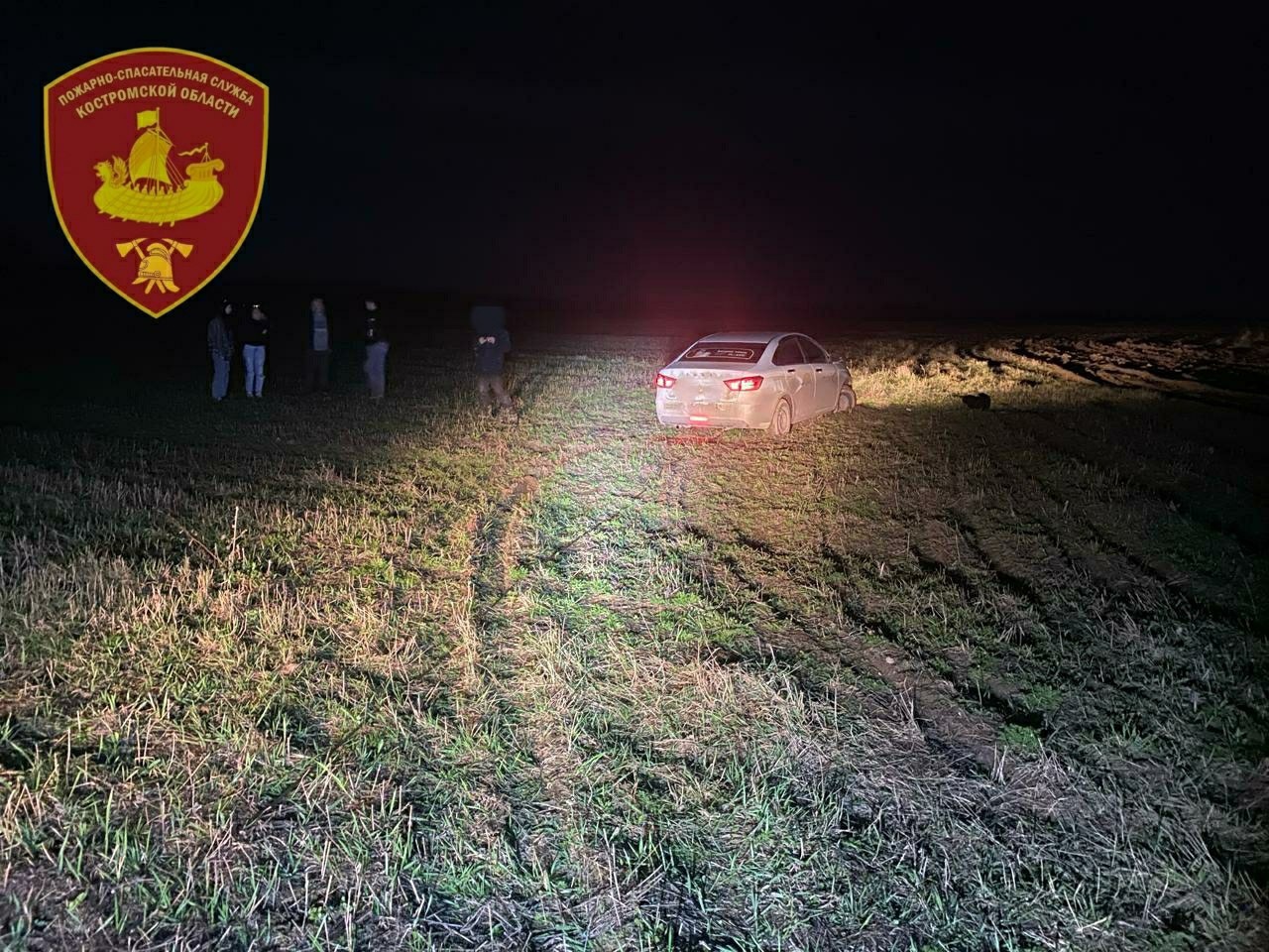 Ночью машина с 3-летним ребенком попала в грязевой плен под Костромой
