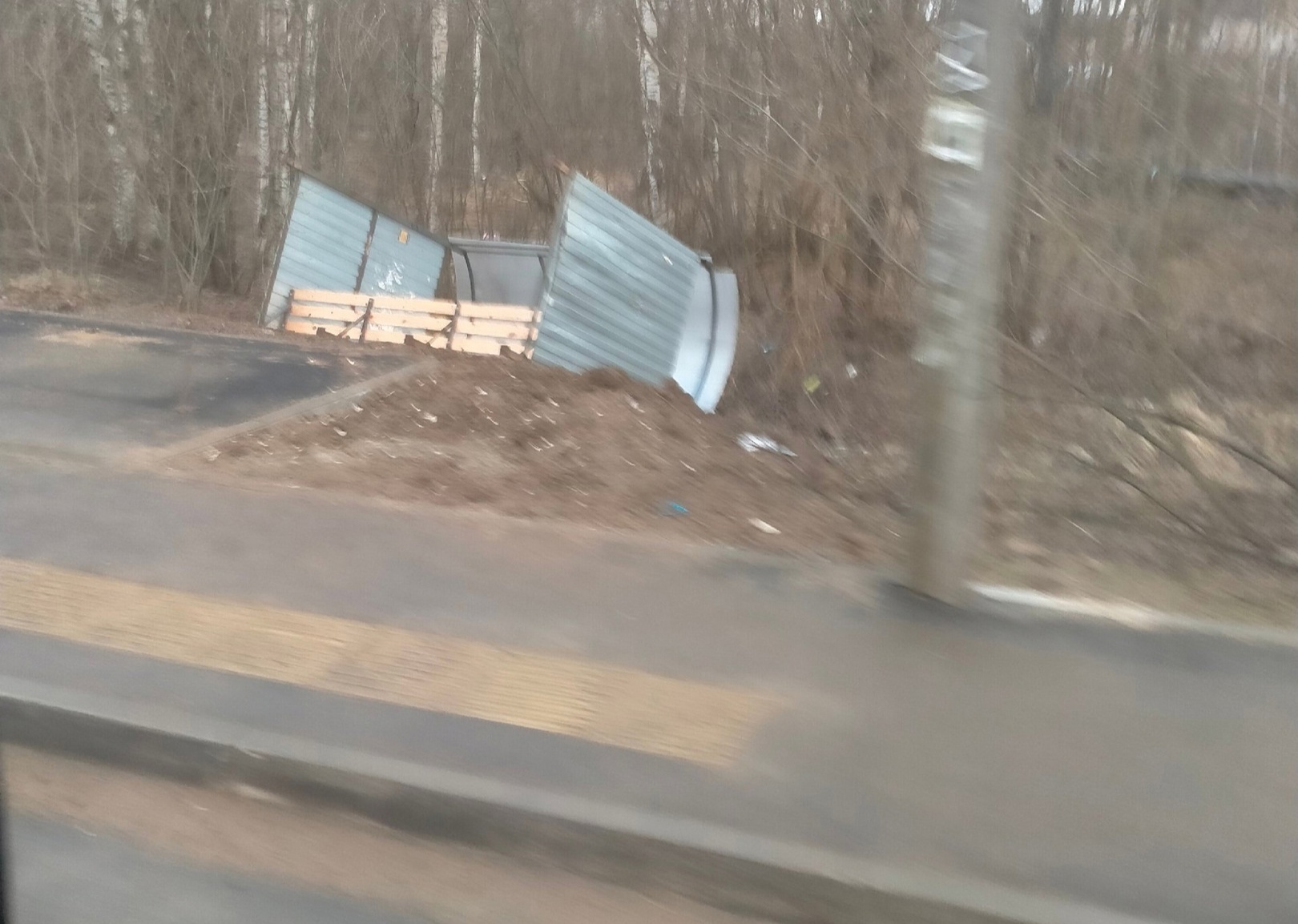 Из-за сильного ветра в Костроме улетела остановка