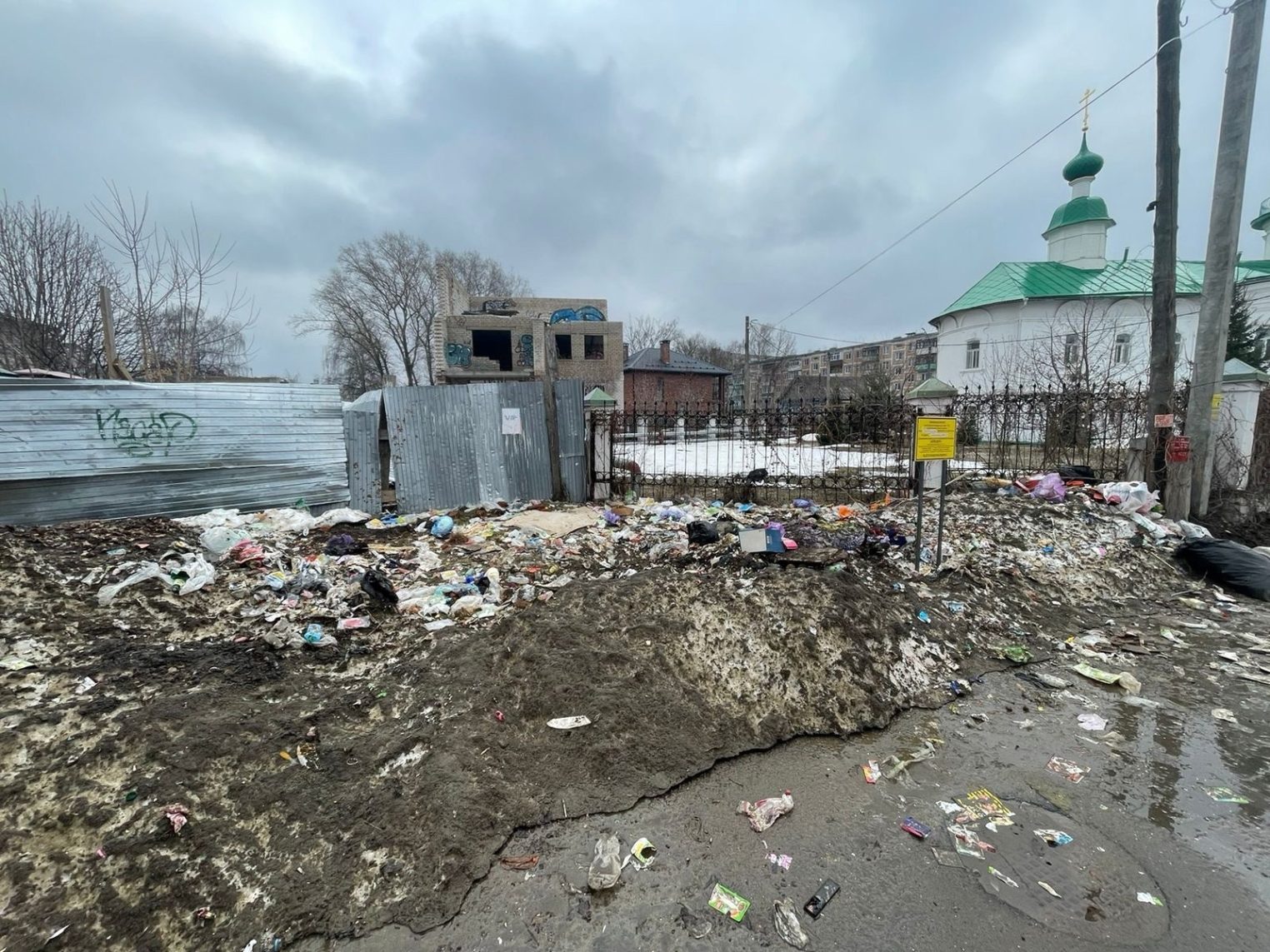 Горожан возмущают стихийные свалки во дворах Костромы