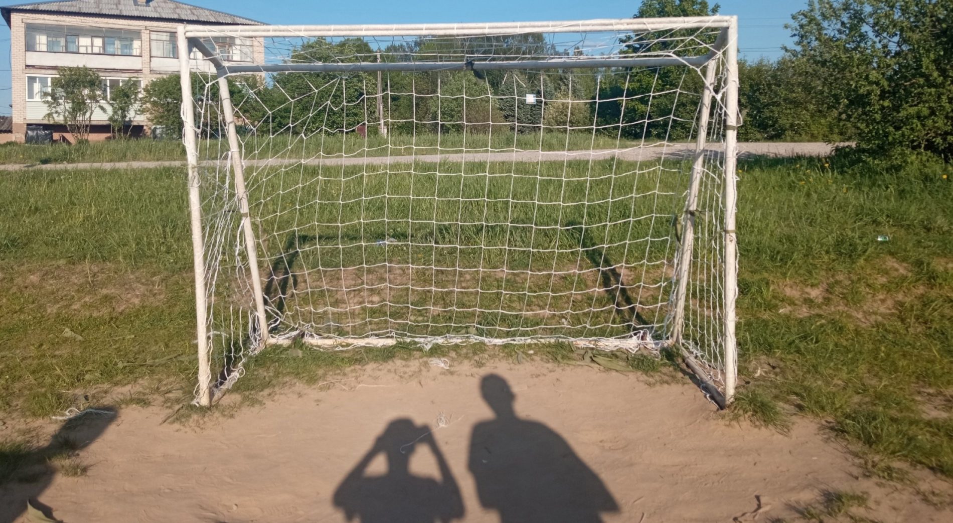 Дети из костромской деревни своими силами обновили футбольные ворота