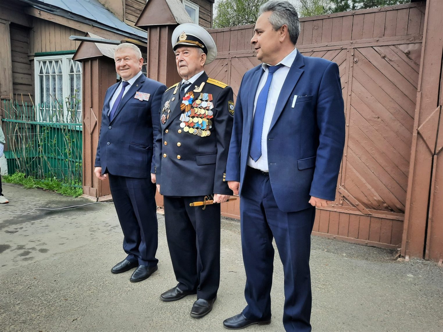 Перед домом ветерана войны в Костроме прошел торжественный парад