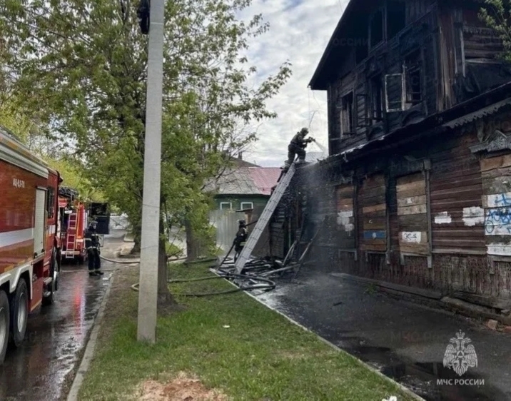 На заре вспыхнул дом в центре Костромы