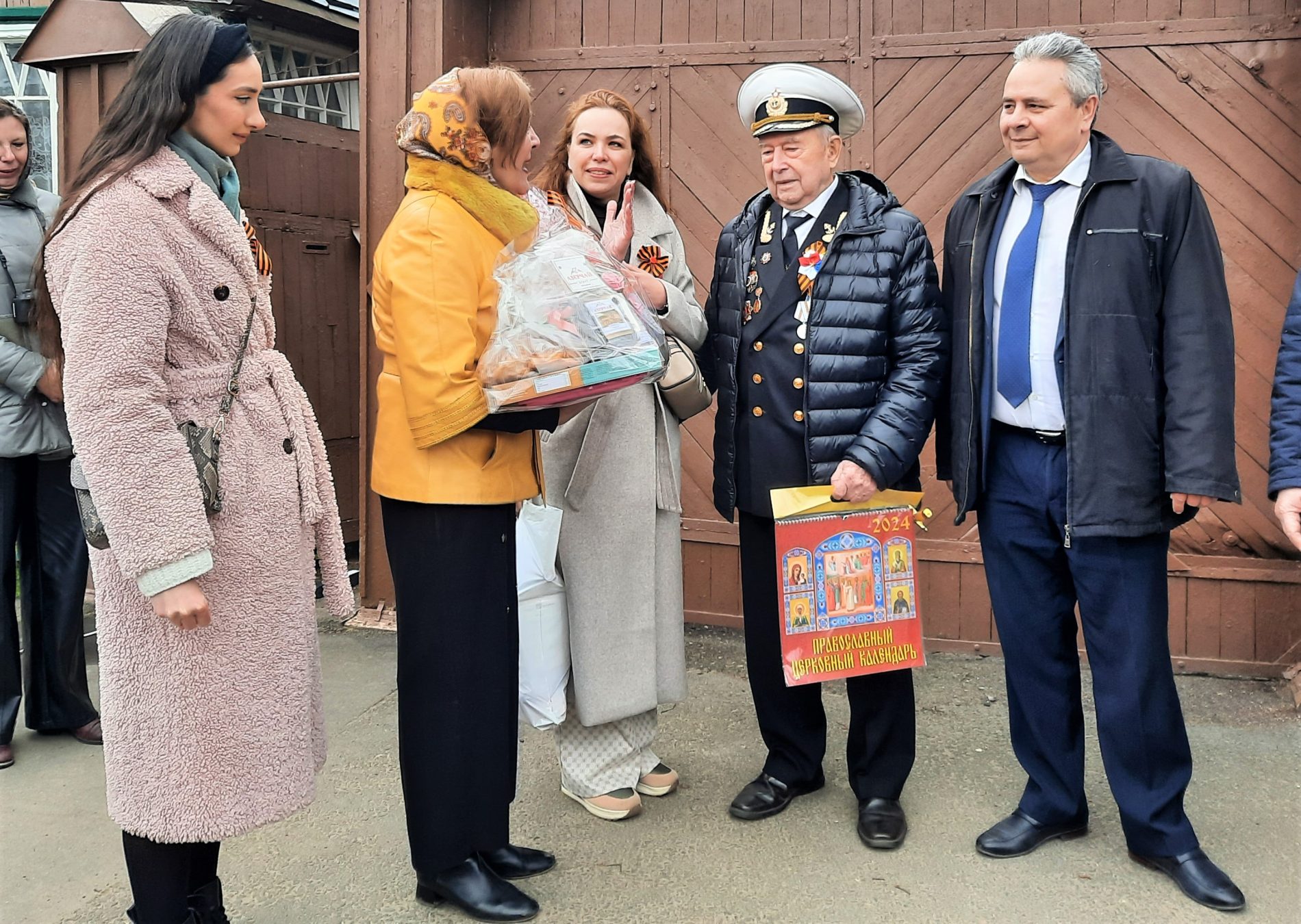 Перед домом ветерана войны в Костроме прошел торжественный парад