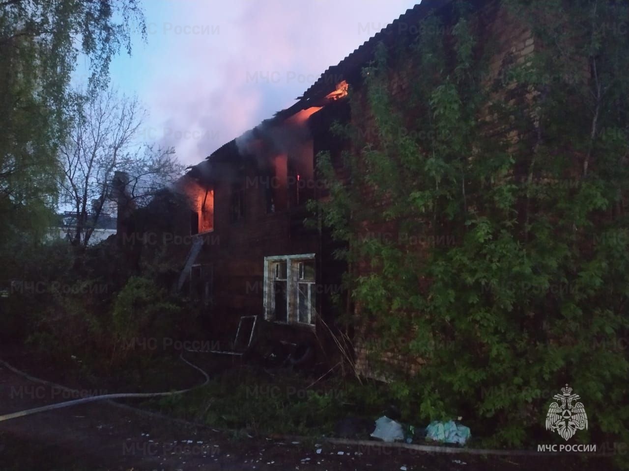 Рядом с техникумом в Костроме вспыхнул дом