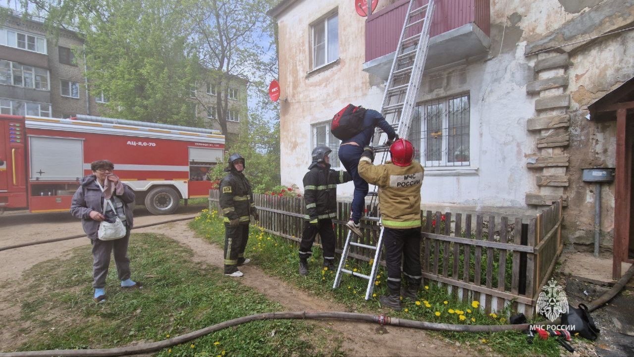 Кострома в огне: МЧС тушит очередной пожар в жилом доме