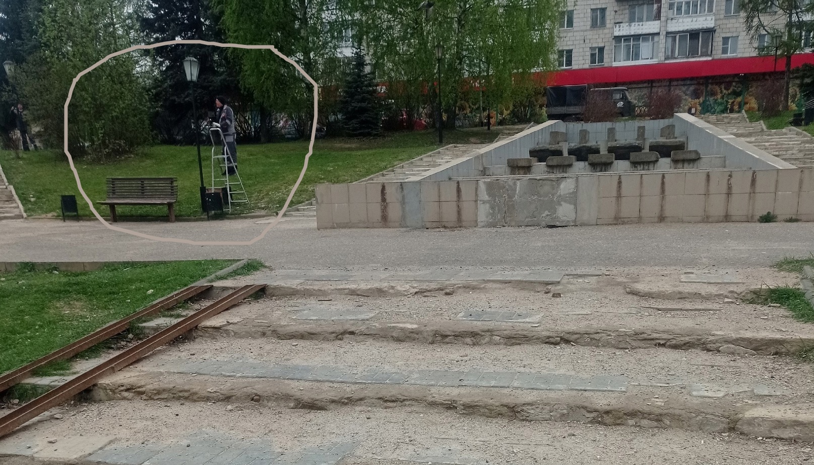 В Костроме появился разрушенный сквер крашеных фонарей