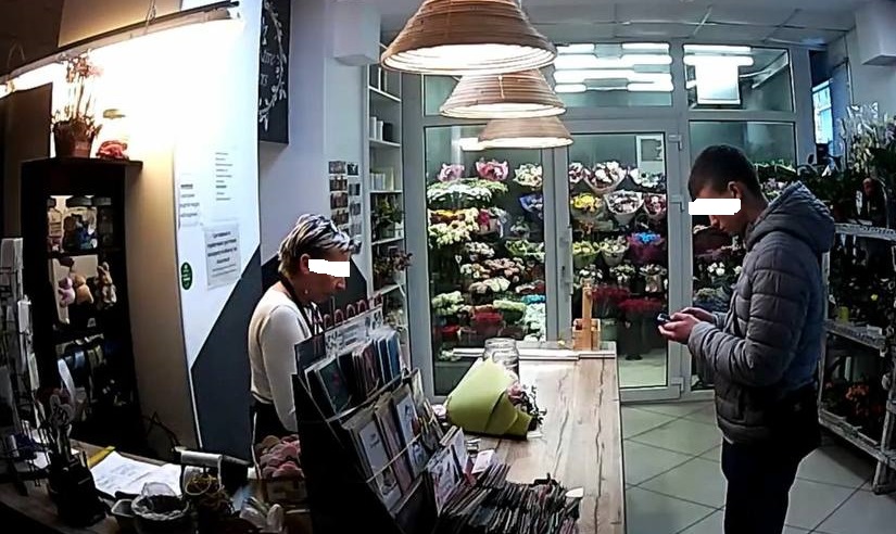 В Костроме разыскивают парня, подарившего даме краденый букет