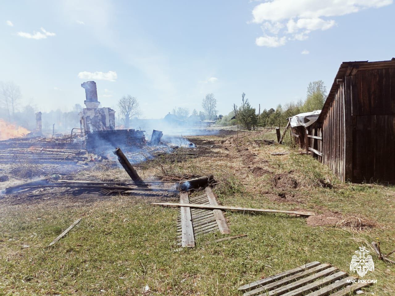 Пожар в костромском поселке Ужуга перекинулся на лес