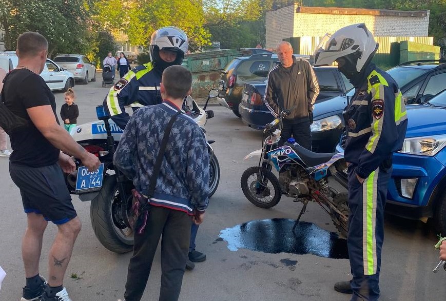 Лихач на питбайке задел даму и повредил машину в Костроме