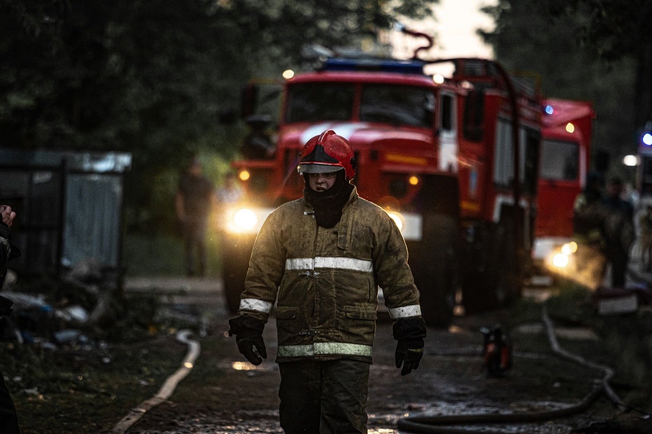 Костромские пожарные два часа тушили горящие сараи
