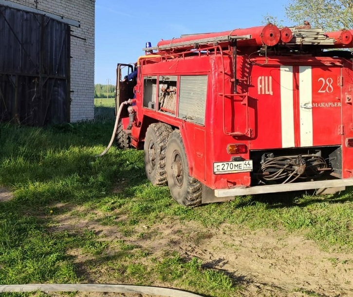 Неисправная проводка подожгла поле сухой травы под Костромой