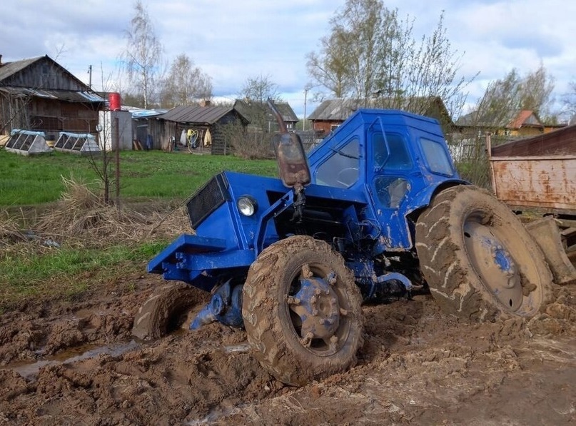 Очередной жертвой шарьинского бездорожья стал синий трактор