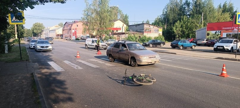 В Костроме на Беговой машина сбила юного велосипедиста на пешеходном переходе