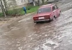 Улица Димитрова в Костроме утонула после дождя. Видео