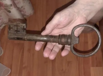 140-летнюю дверь с огромным ключом продают костромичам