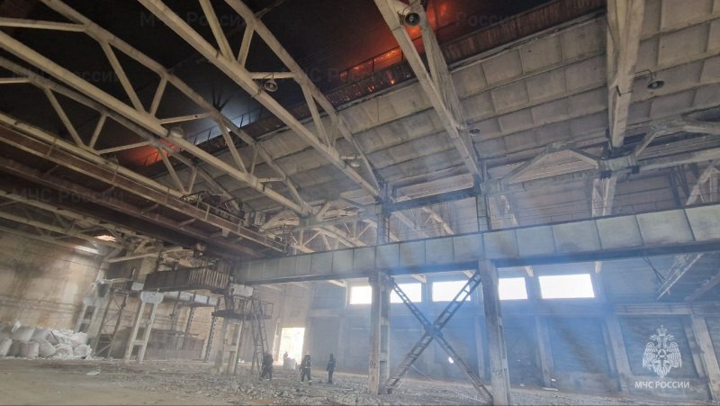 В Костроме горит здание в промзоне
