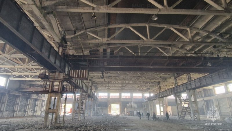 В Костроме горит здание в промзоне