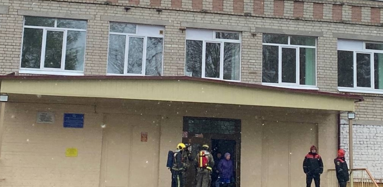 Учеников в Костроме срочно вывели  из школы на улицу