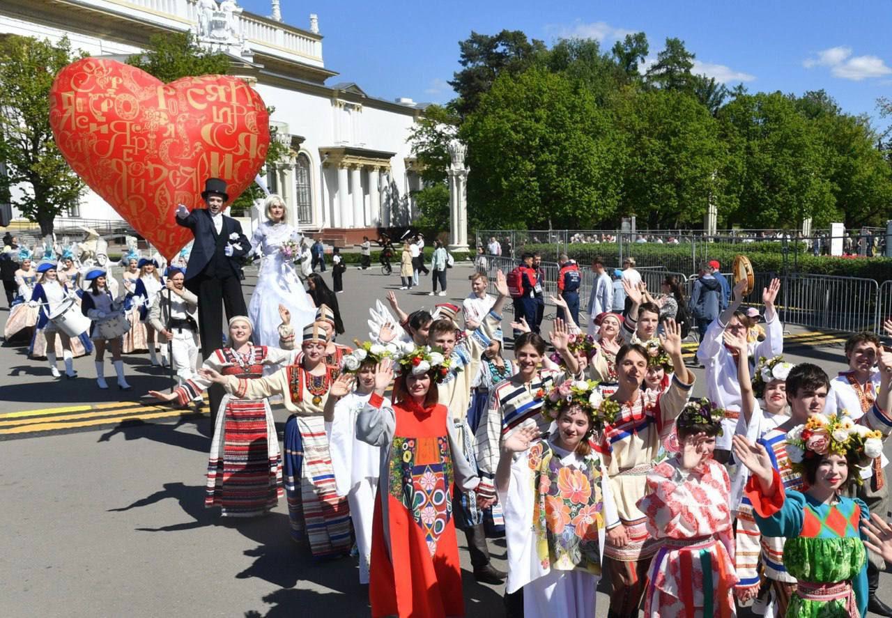 Еще одна костромская пара поженилась на выставке «Россия» в Москве | K1NEWS  Кострома