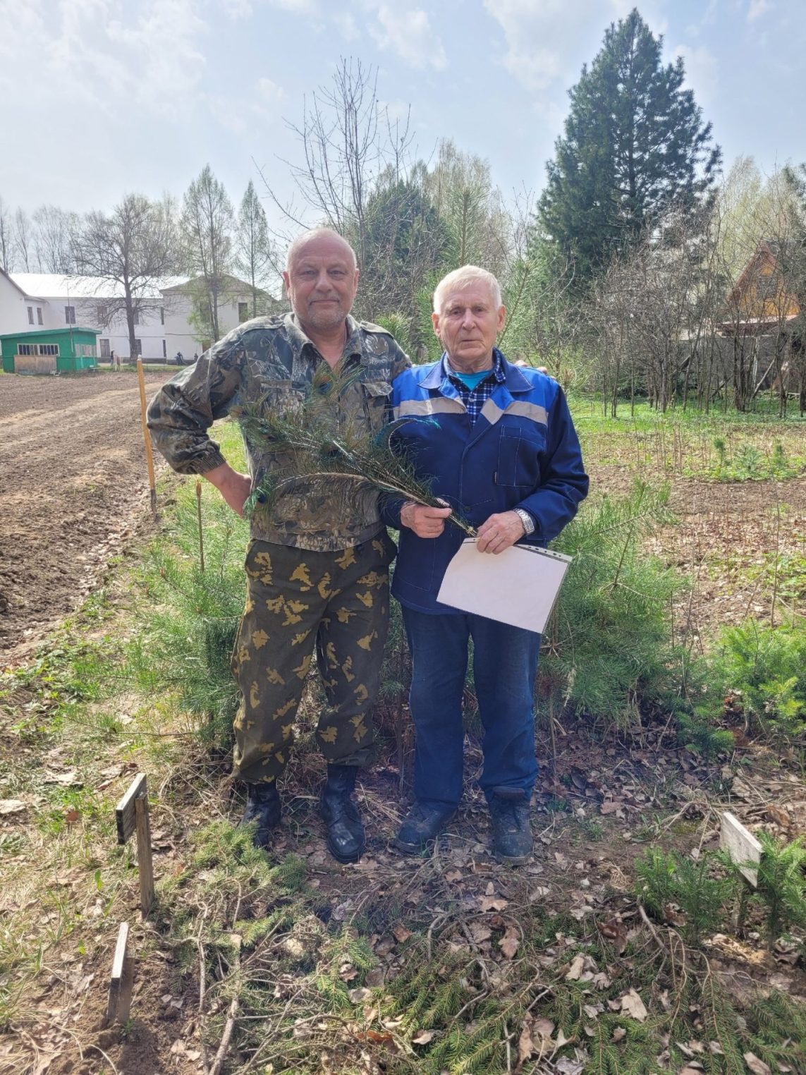 Районная школа подарила костромскому зоопарку сотню новых деревьев