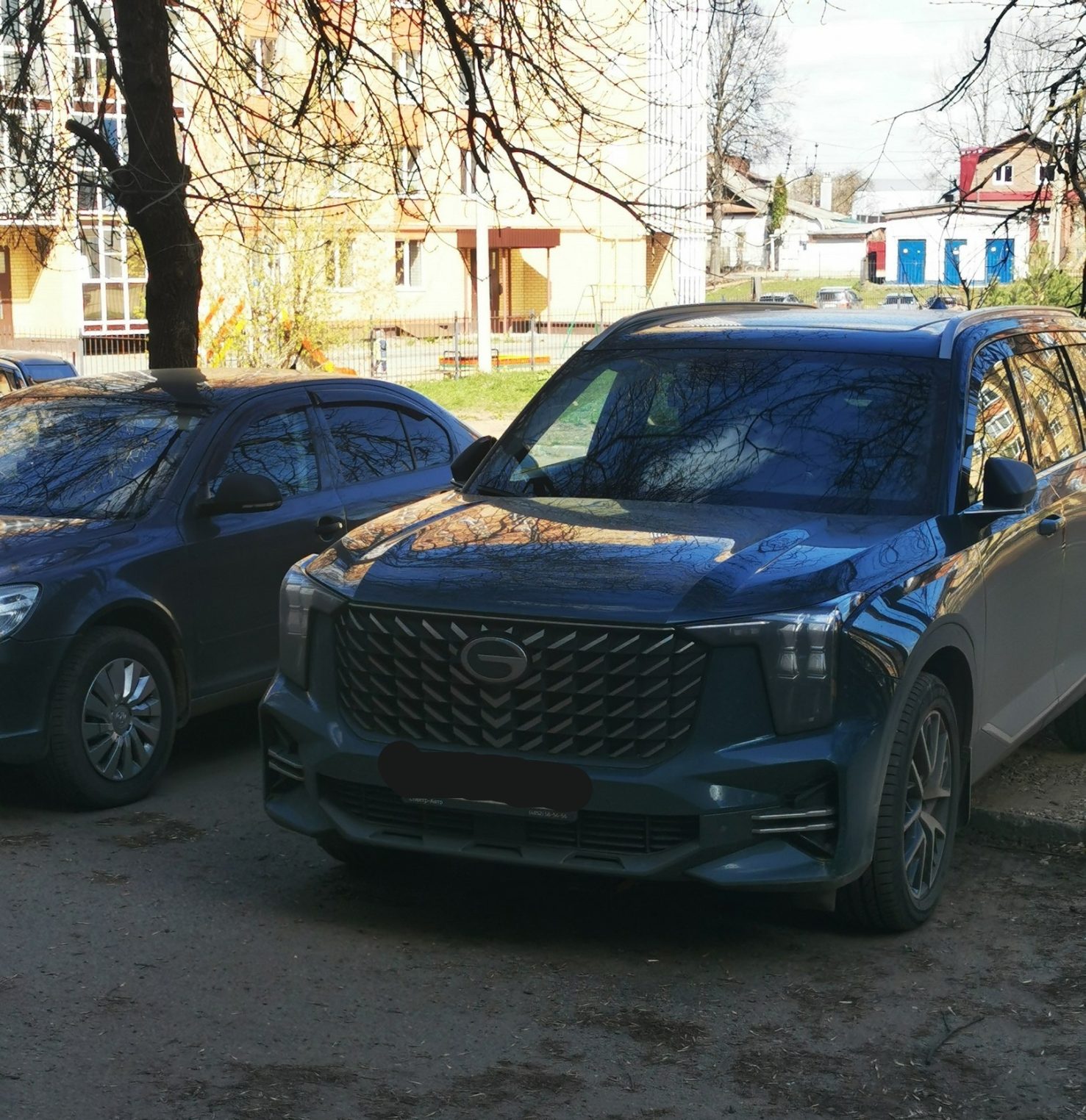 Конфликт из-за незаконной парковки во дворе Костромы разрешил «Народный  инспектор» | K1NEWS Кострома