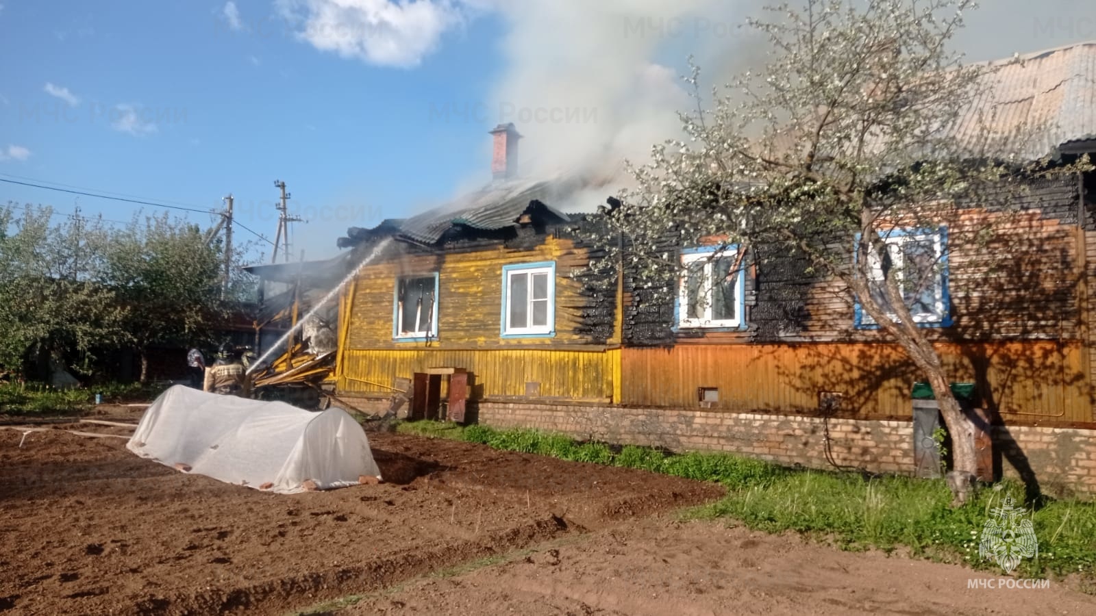 В костромском райцентре горит жилой дом