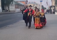 Поющие цыгане гуляли по центру Костромы