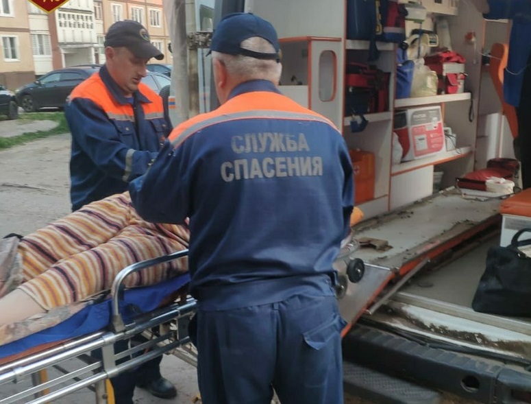 Спасатели помогли медикам донести больного до машины скорой
