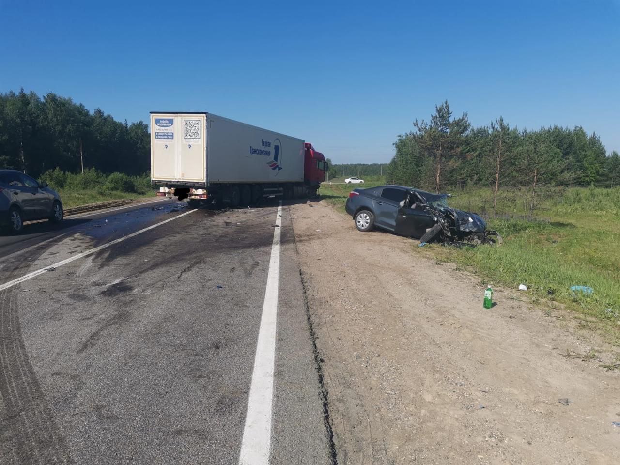 В кошмарном ДТП с грузовиком погибла пассажирка легковушки