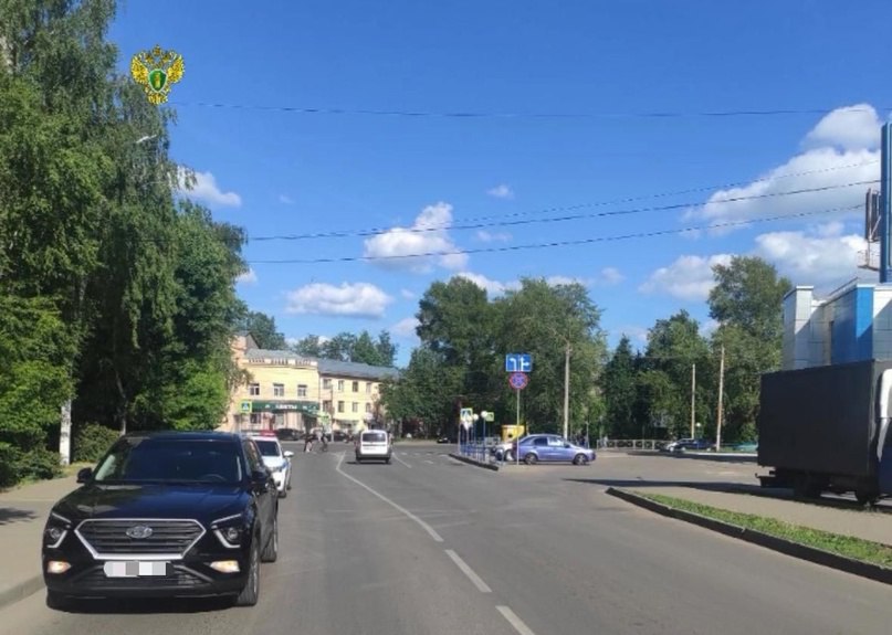 Иномарка сбила в Костроме ребенка, пересекавшего проезжую часть на самокате