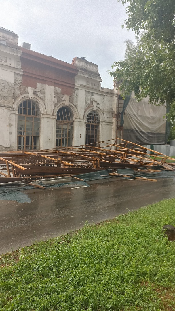 Супер-ливень ломал деревья, топил машины и обучил костромские автобусы плаванию. Видео