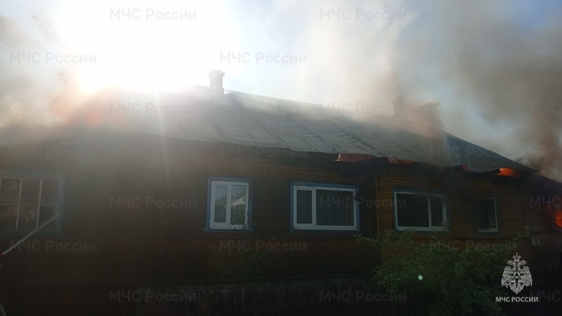 В костромском райцентре горит жилой дом