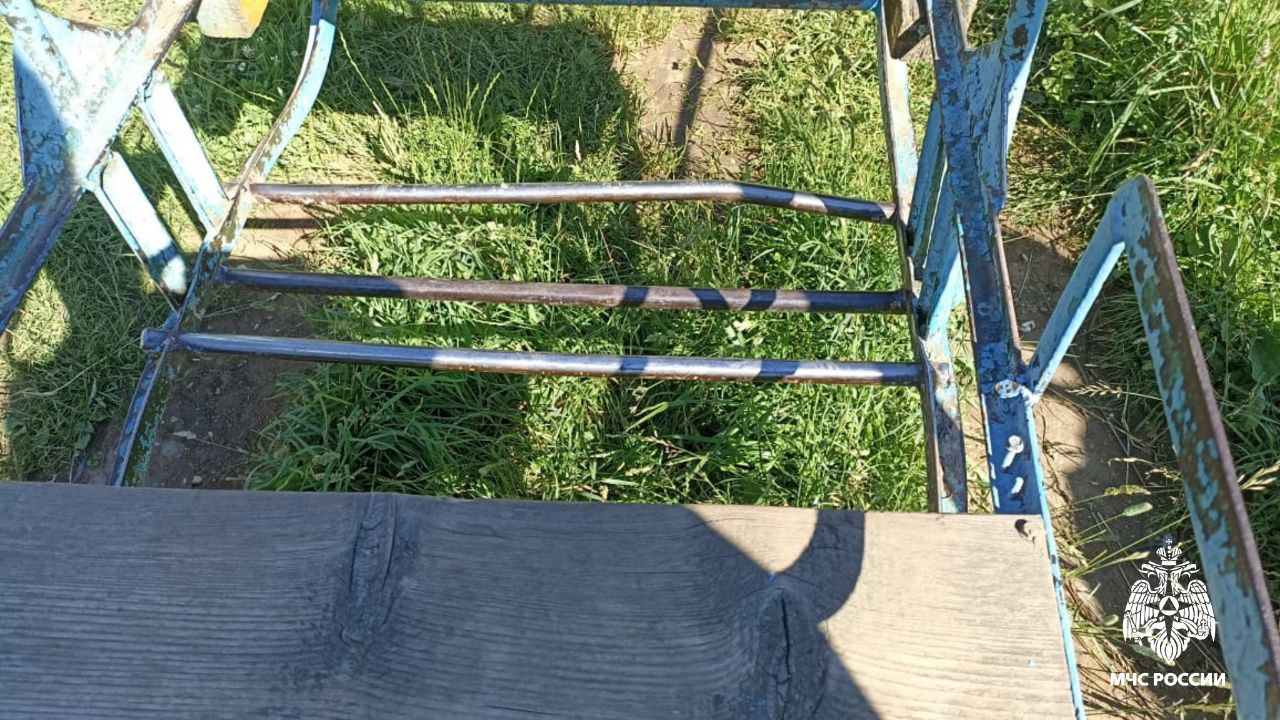 7-летняя девочка намертво застряла на детских качелях