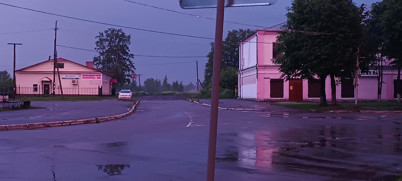 Розовым в золоте закатом любовались жители Буя. Много фото